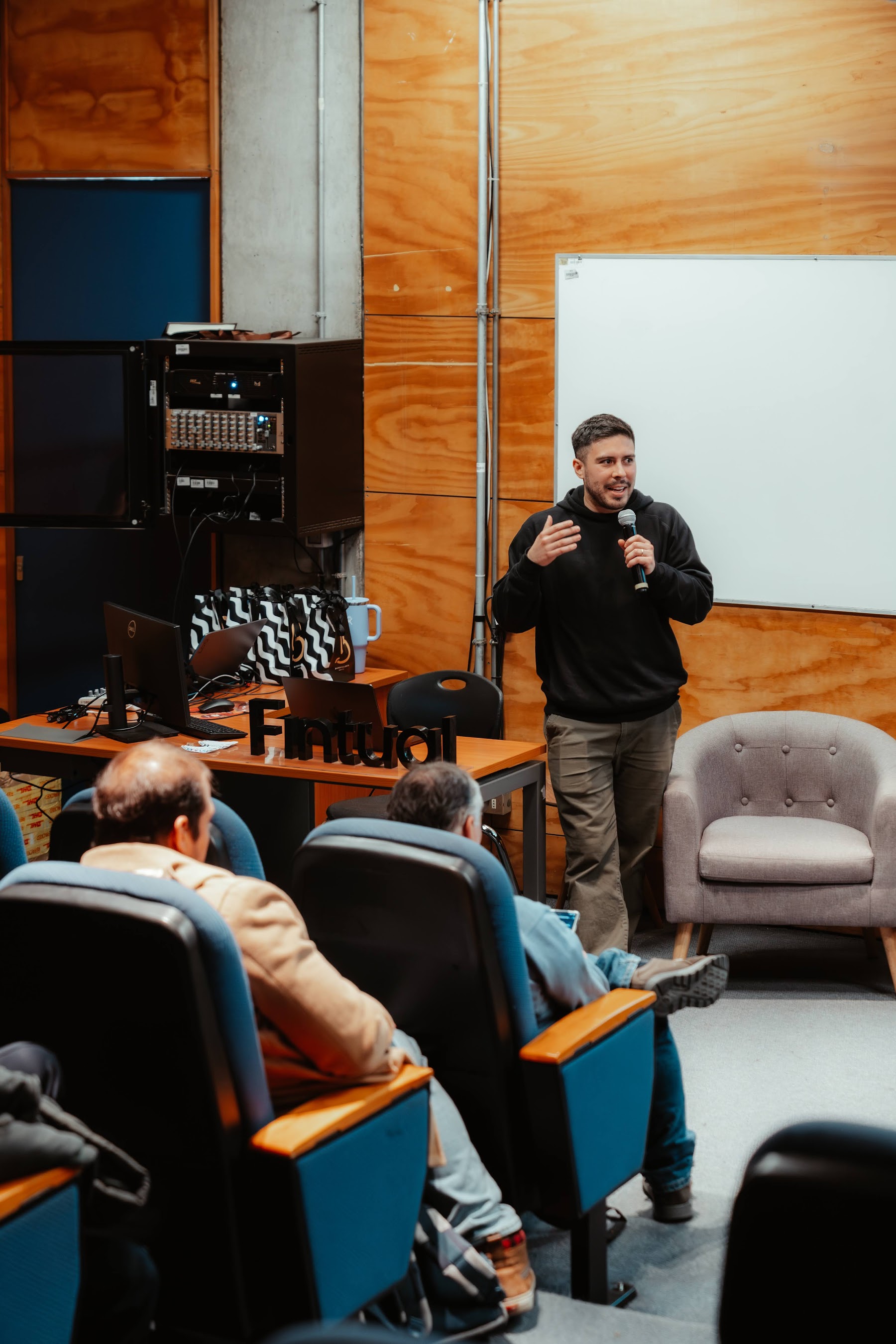 Muestra 5 de Conferencia IADevs 2025 Valparaíso